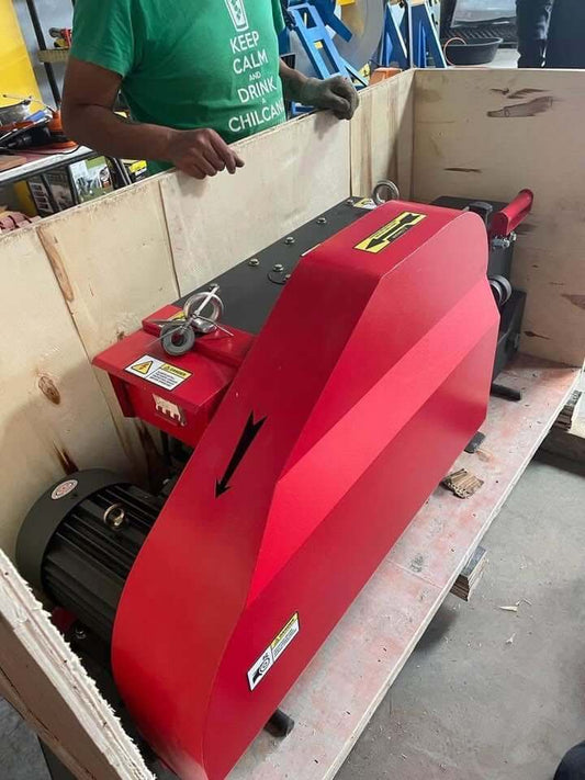 Máquina cortadora de fierros corrugados en caja, ideal para construcción, motor de 3 kW, capacidad de 32 cortes/min.