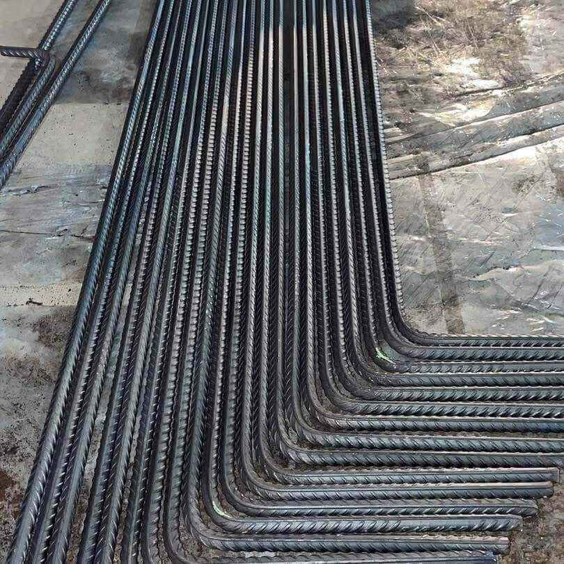 Variedad de fierros corrugados para construcción, utilizados en maquinaria como máquina dobladora de fierros corrugado CNC.