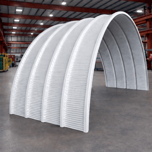 Cobertura curva aluzinc blanca con diseño seccionado, ideal para proyectos de construcción.