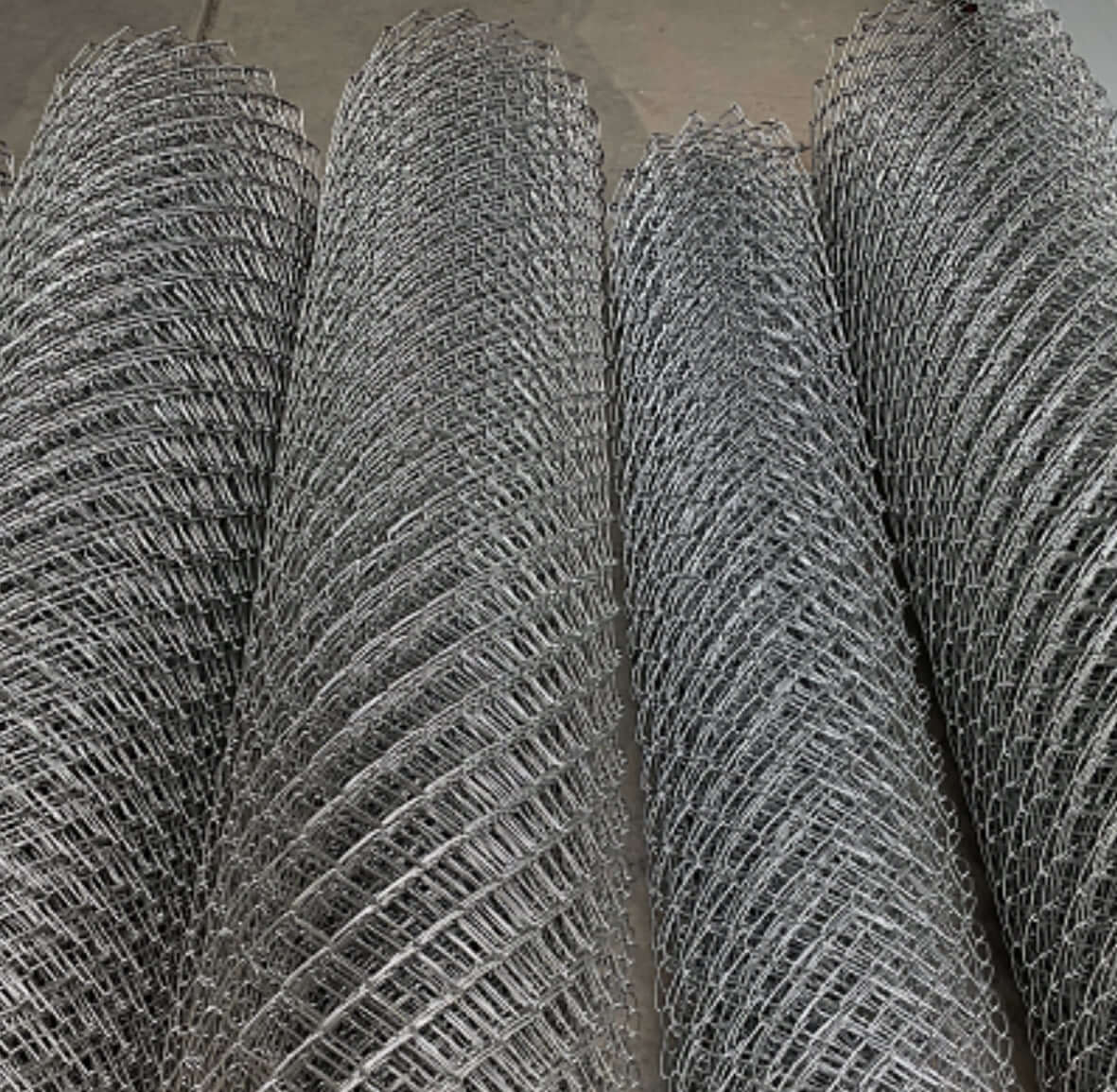 Rollo de malla olímpica galvanizada, ideal para cercas en instalaciones deportivas y residenciales.