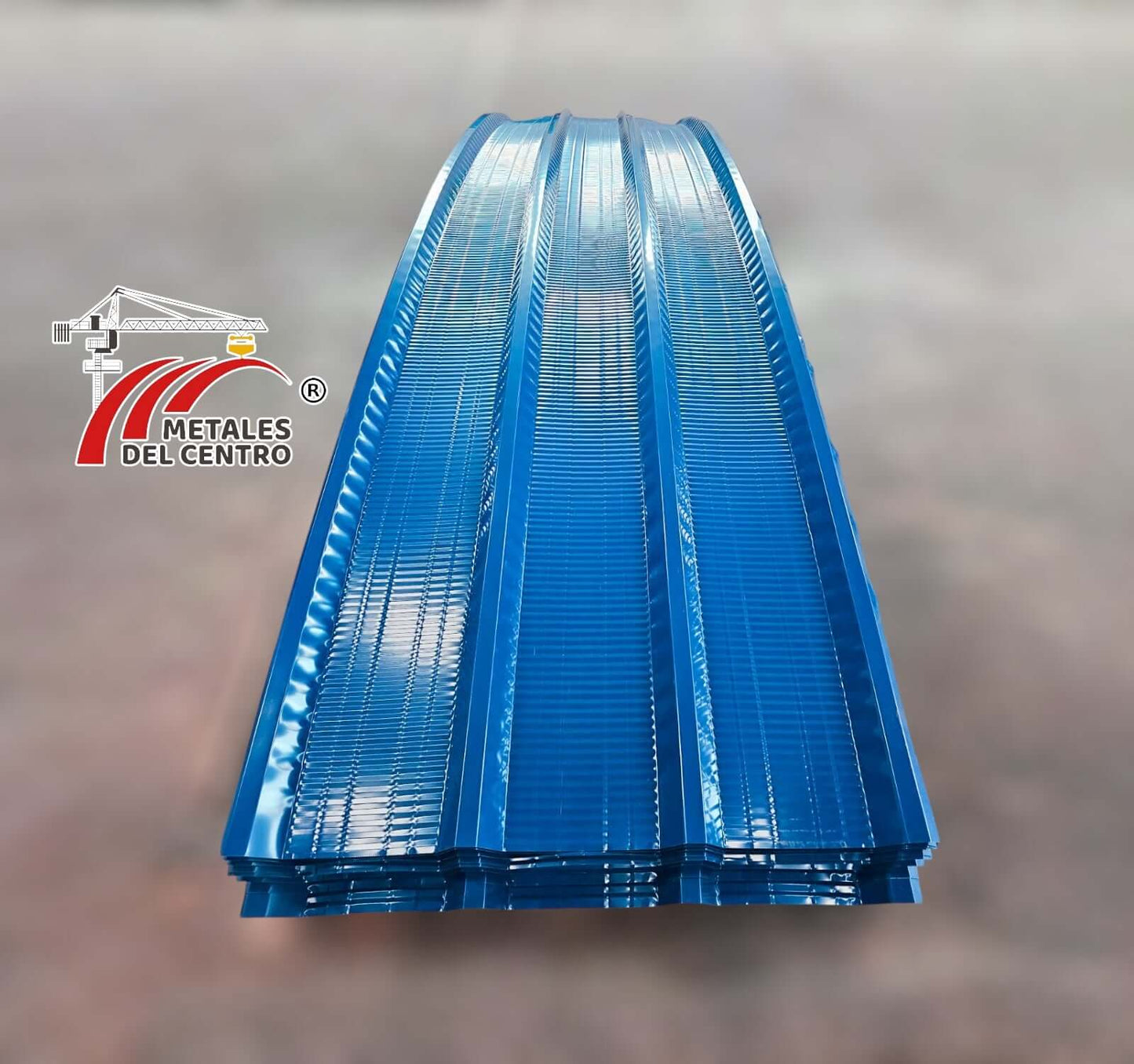 Lámina de Aluzinc curvada verticalmente, ideal para techos, mostrando precisión y calidad en curvados.