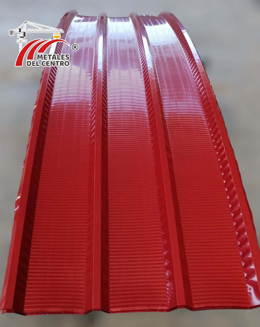 Lámina de metal curvada tipo Aluzinc en color rojo, ideal para techos, mostrando su textura y diseño.