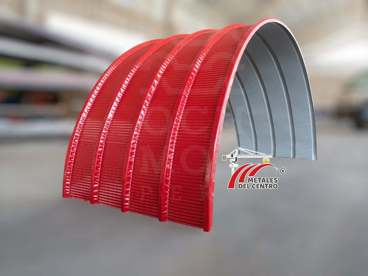 Curvas de láminas de Aluzinc producidas por la curvadora vertical TR4, mostrando precisión y uniformidad en el curvado.