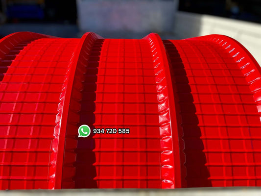 Teja curva de Aluzinc en color rojo, vista superior con diseño seccionado, ideal para techos y estructuras metálicas.