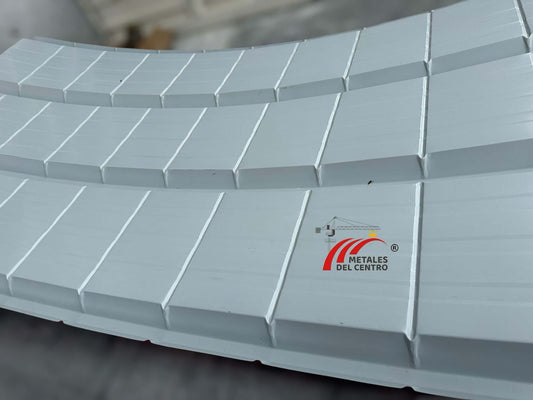 Sección curvada de Aluzinc procesado en vertical, ideal para techos y piezas metálicas, con logo de Metales del Centro.