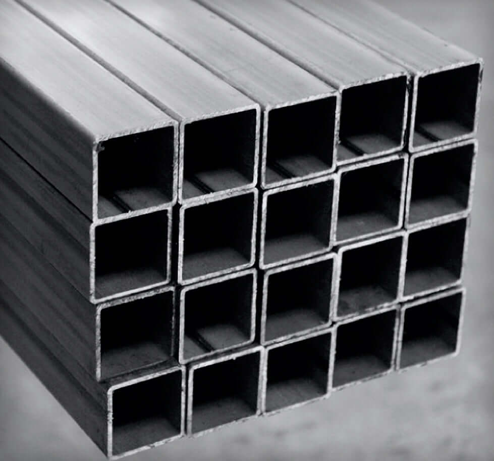tubos lac negro ASTM A500, tubos de acero galvanizado apilados en estante.