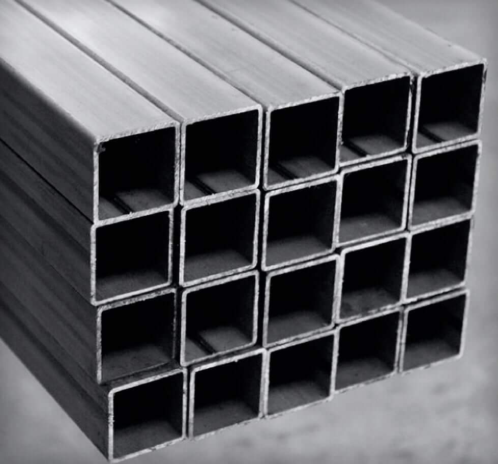 tubos lac negro ASTM A500, tubos de acero galvanizado apilados en estante.