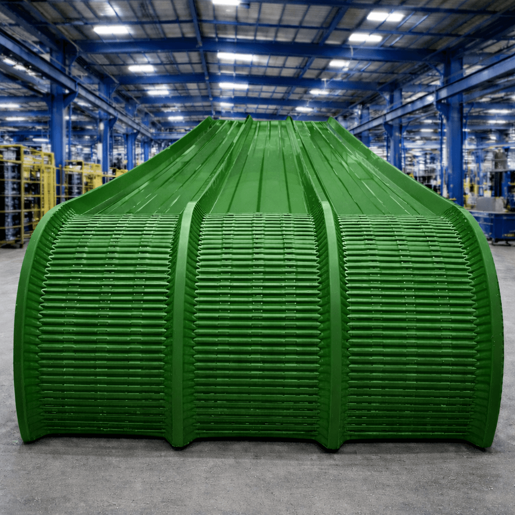 Cobertura curva rolada aluzinc en color verde Ral 6002, con alta precisión y acabado profesional.
