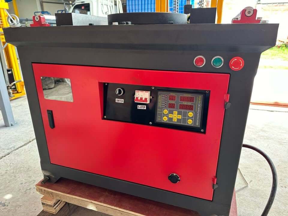 Maquinaria industrial para doblado, motor de 4kW y capacidad de 4mm a 40mm, peso 410 kg, panel de control visible.