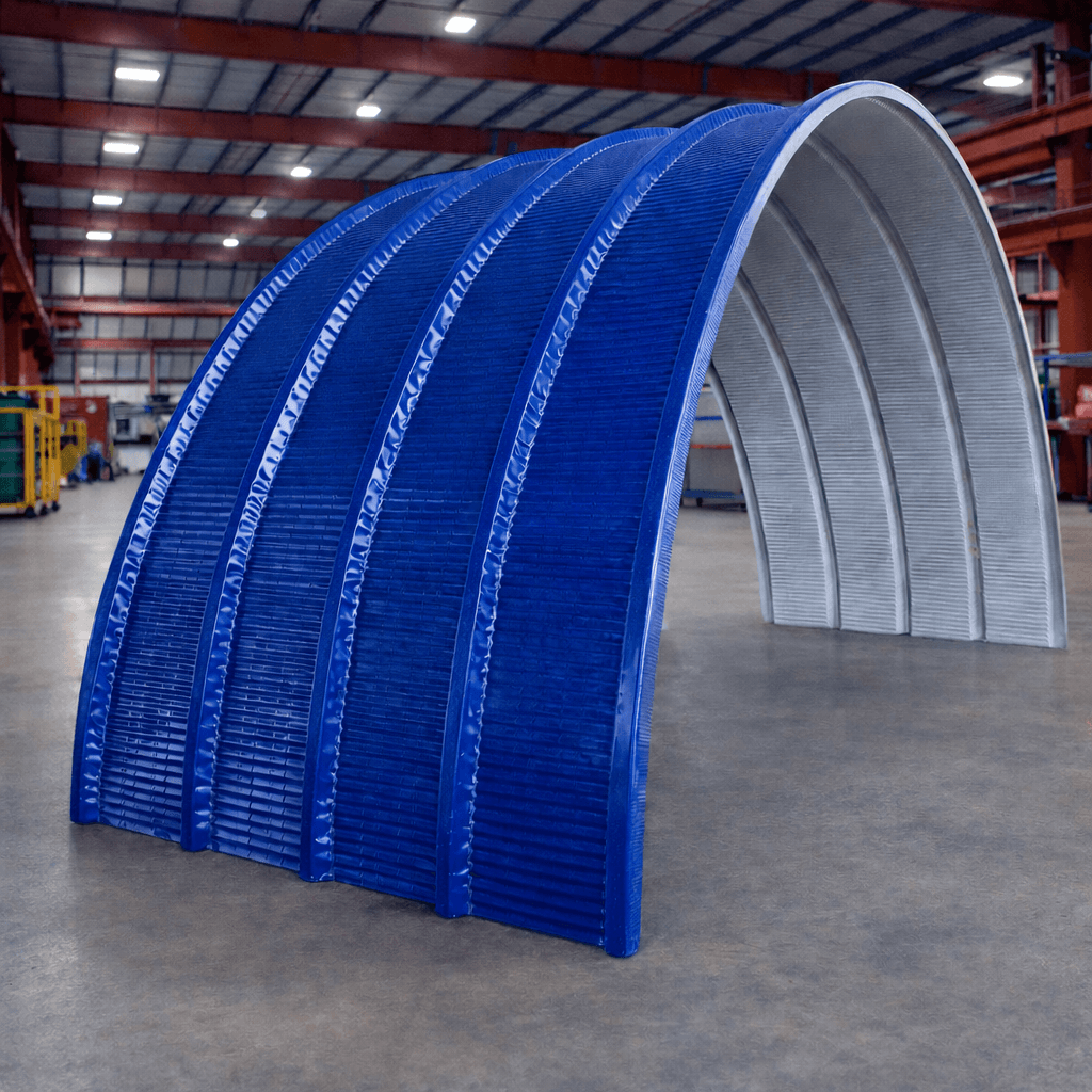 Cobertura curva aluzinc en color azul Ral 5002, ideal para proyectos con cubiertas precisas y de excelente acabado.