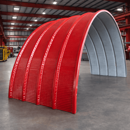 Cobertura curva aluzinc en color rojo, mostrando estructura de láminas curvadas en un ambiente industrial.