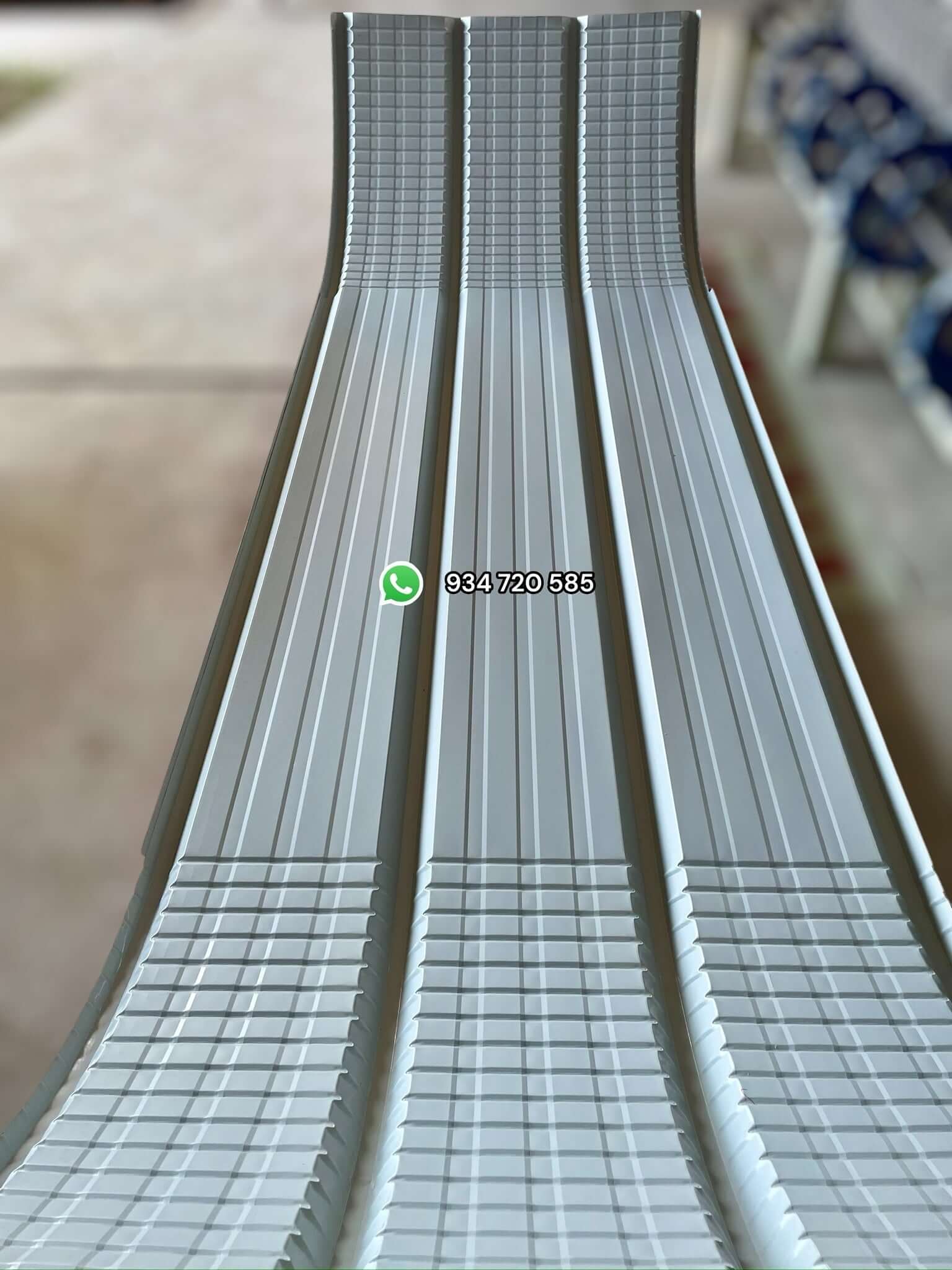 Sección curvada de Aluzinc TR4, mostrando detalles de rolado y curvado para techos metálicos.
