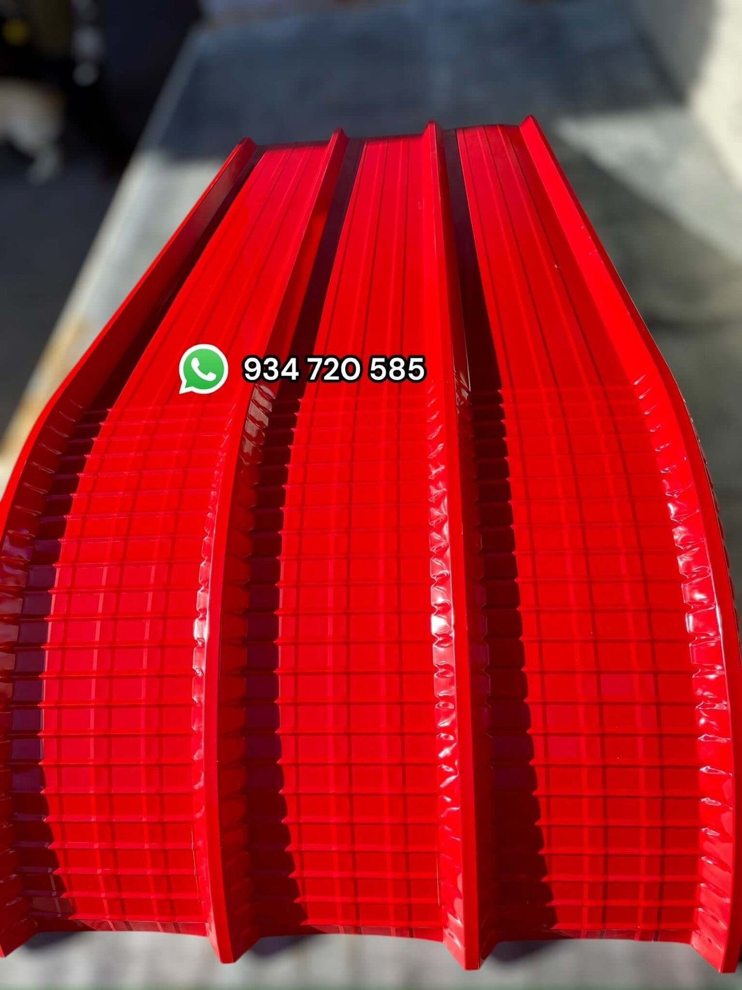 Imágenes de piezas rojas curvadas en sección, ideal para proyectos de construcción y fabricación. Contacto: 934 720 585